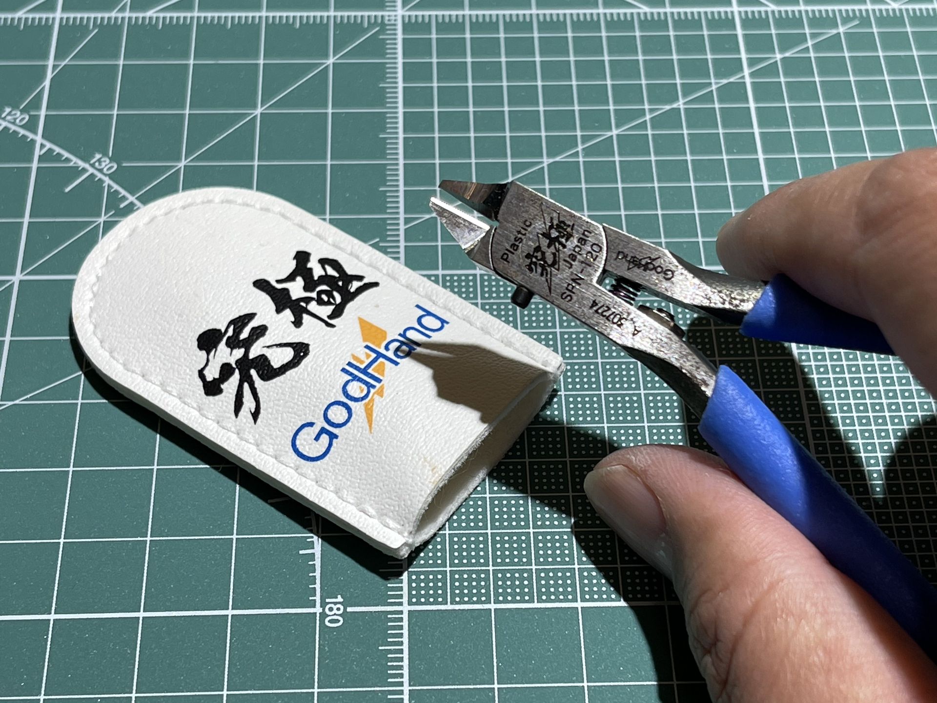 鋭い切れ味で、わずかな突起も切り取ることができる