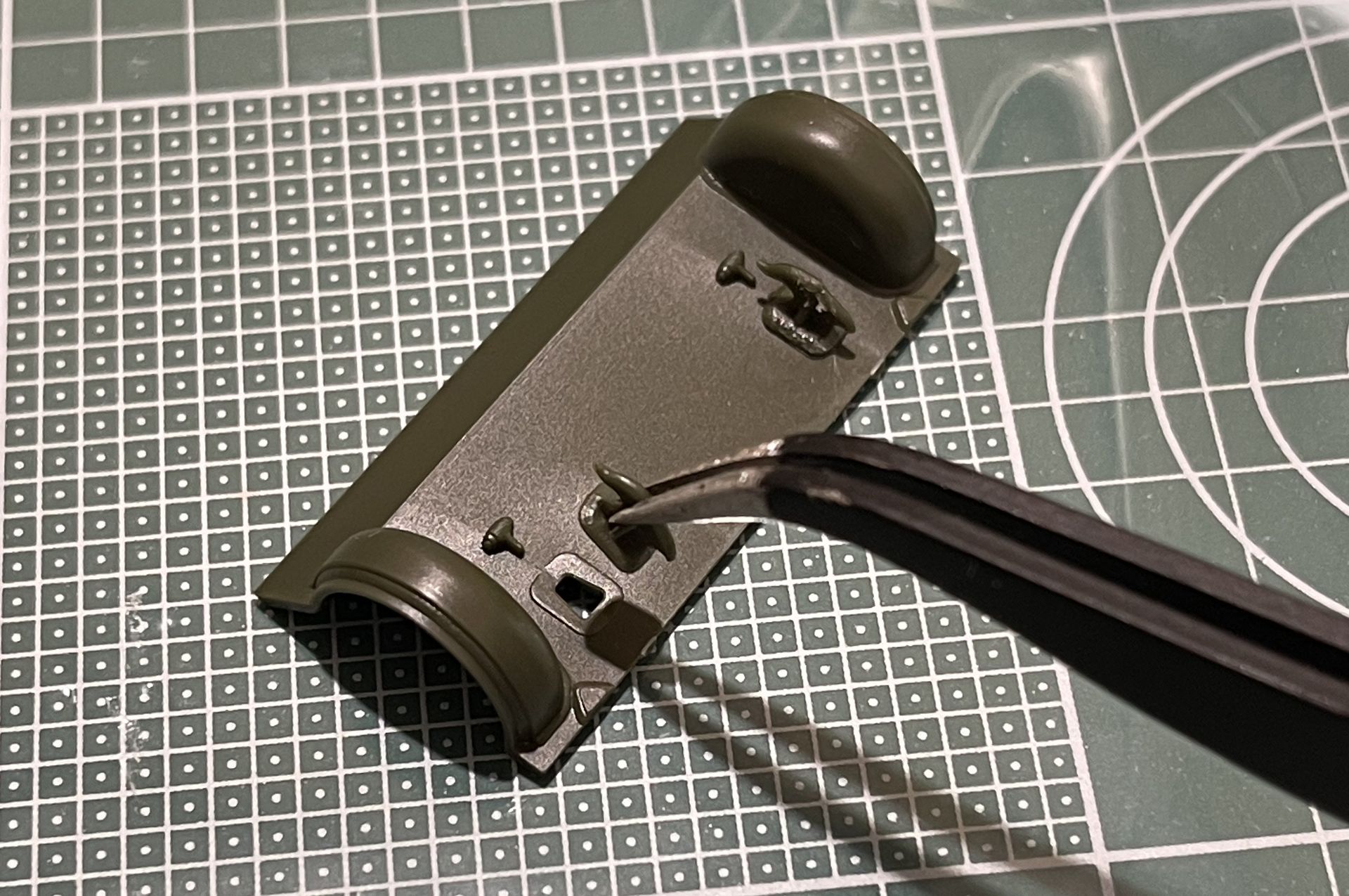 1/458キットはパーツが細かいためピンセットがあると作業がかなり楽になる