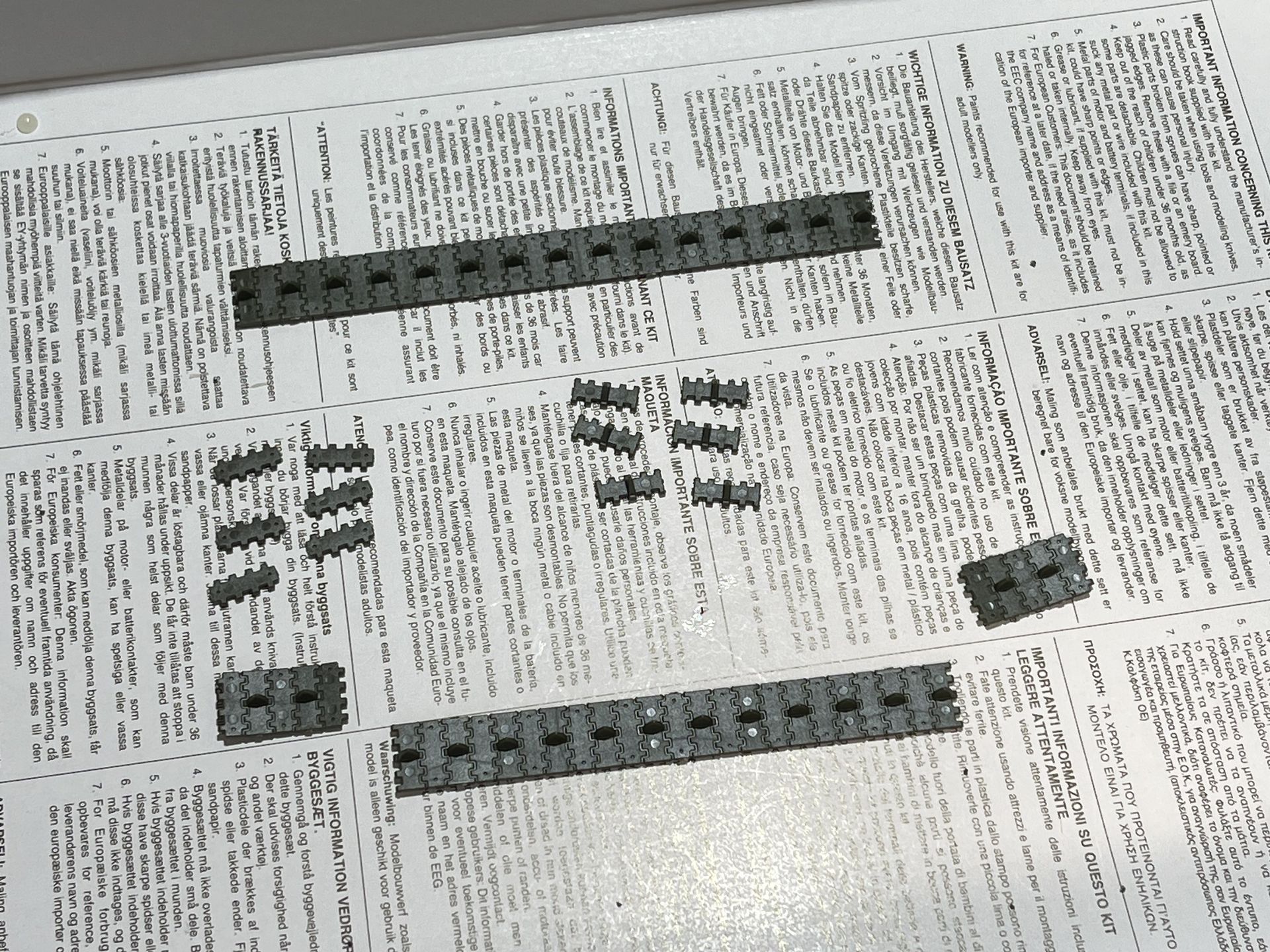 履帯の構成要素。これを車輪に沿わせながら接着する必要がある。今回はメンディングテープを使った
