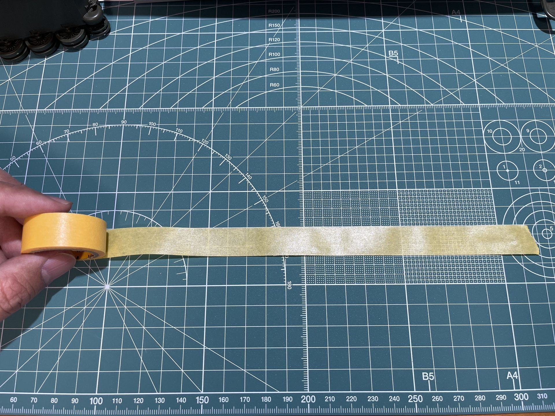 メンディングテープを長めに拡げて、テープの接着力を活かして先に全部繋げてしまう