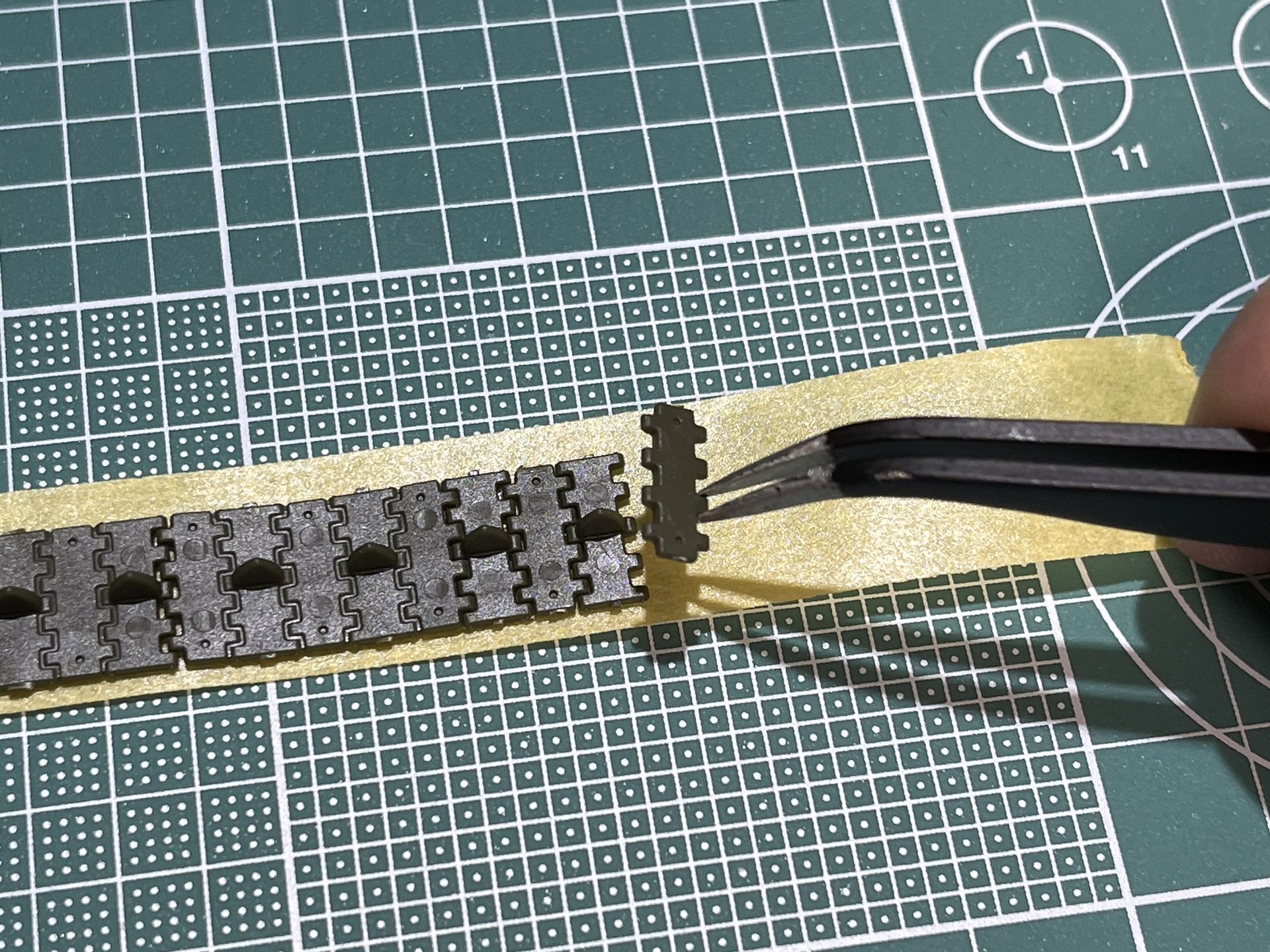 メンディングテープを長めに拡げて、テープの接着力を活かして先に全部繋げてしまう