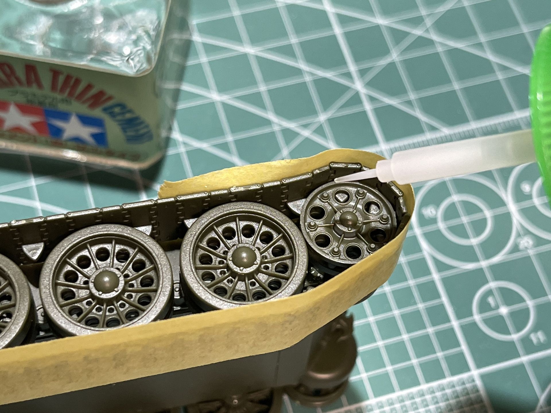 流し込みタイプの接着剤でちょいちょいと。この作業を左右で行なう