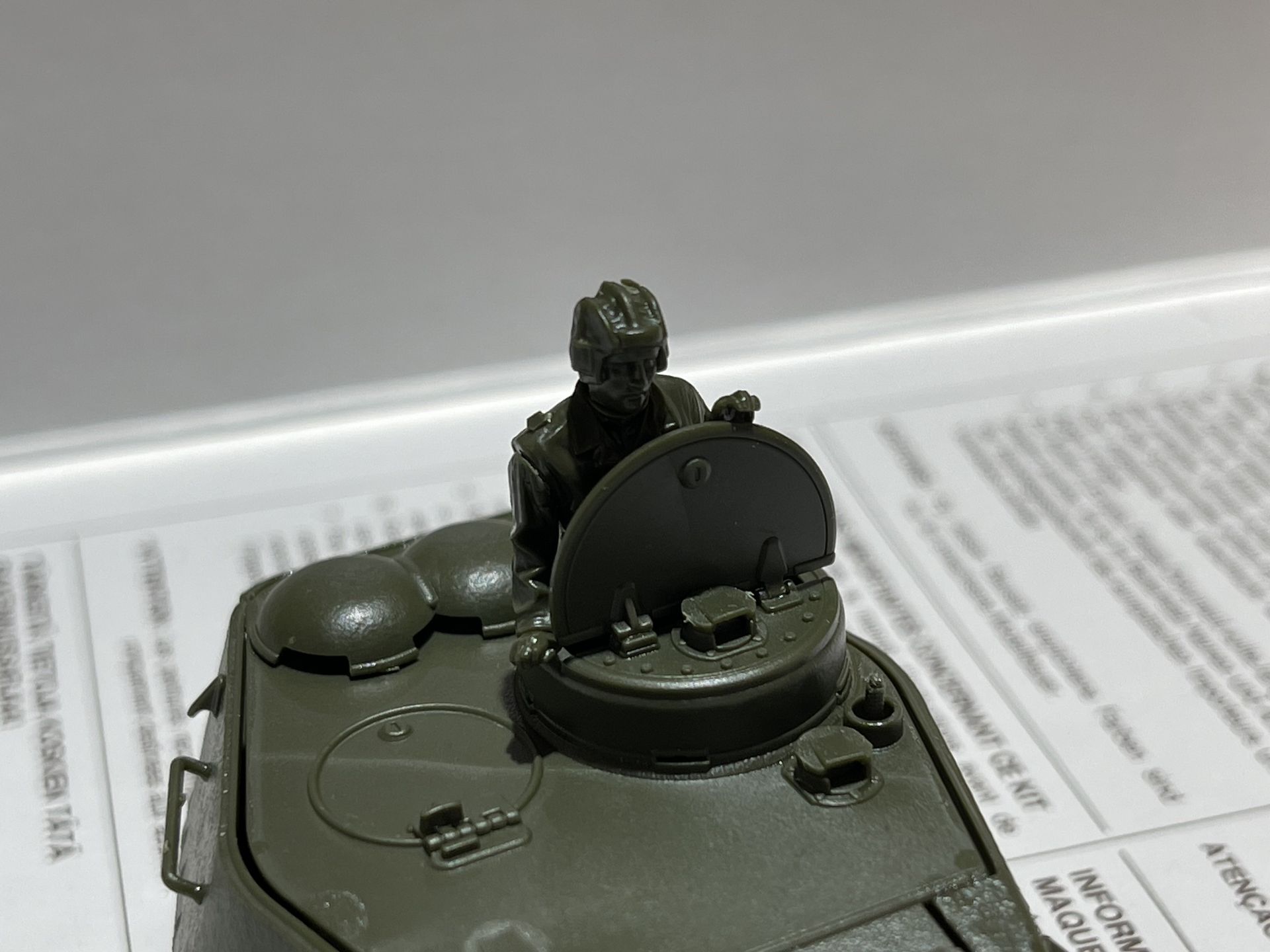これは戦車兵を置く台。ここも手が入らないのでピンセットが必須