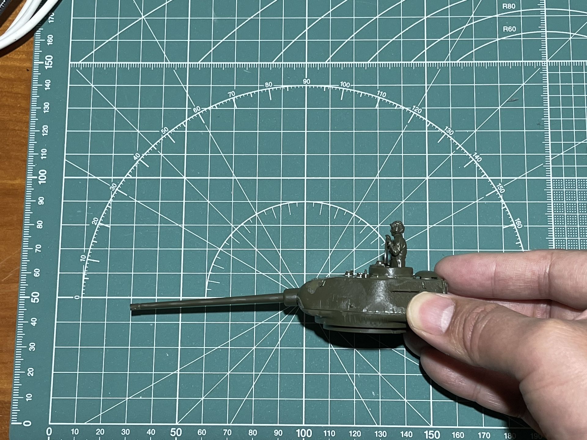 一方、俯角は5度ほどで、ソ連戦車の弱点を忠実（？）に再現している