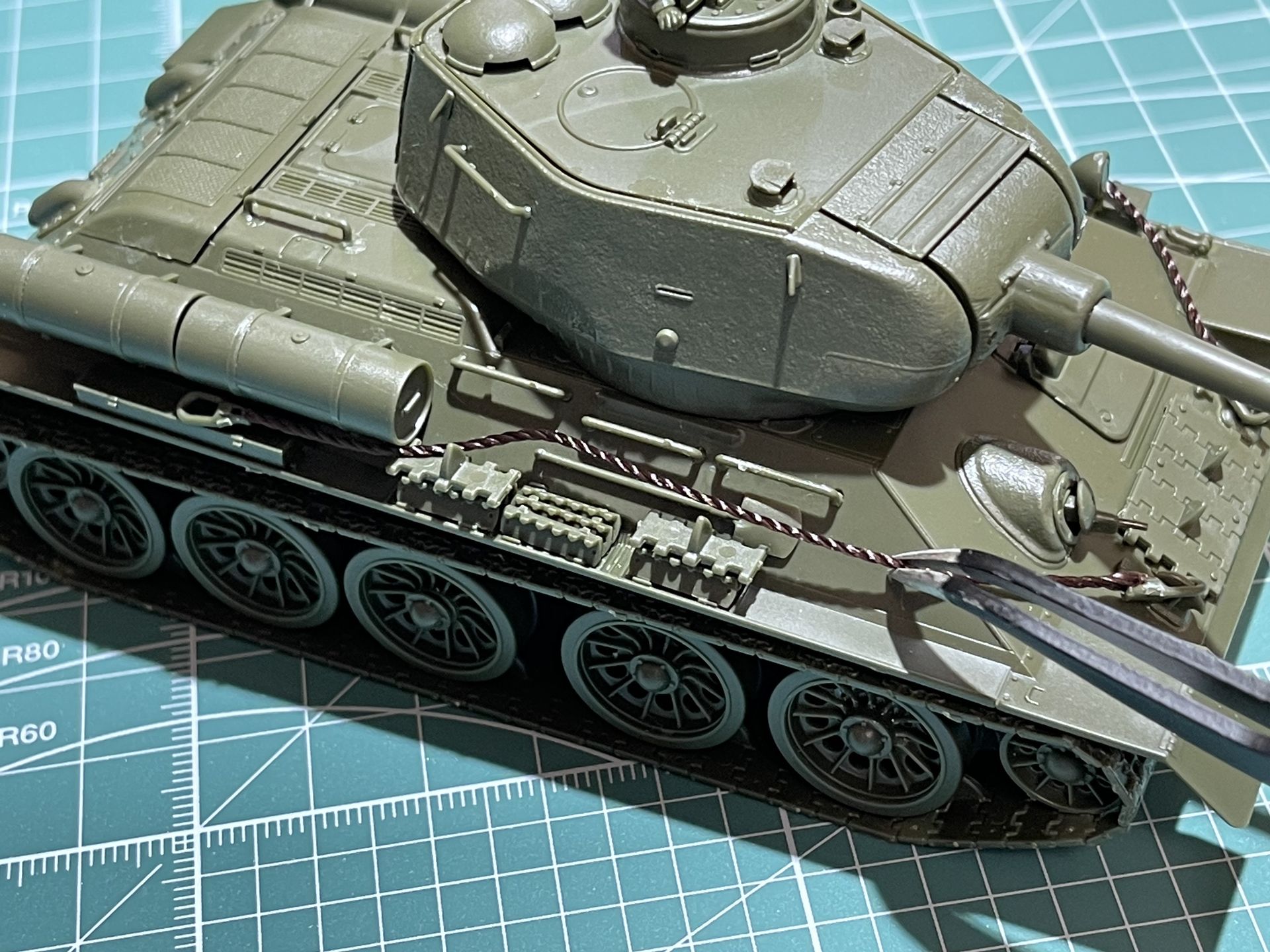 戦車に付けていくが、軽いので意外と付けにくい