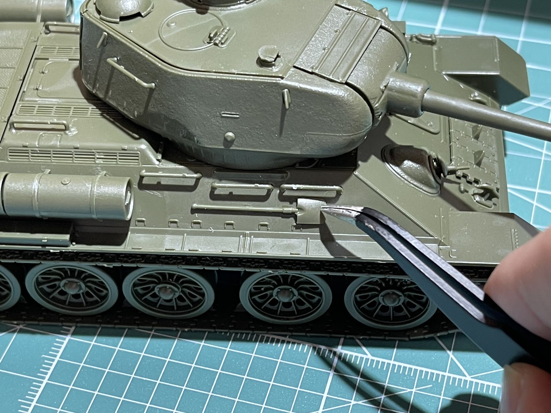 シャベルや予備の履帯などを丁寧に付けていく