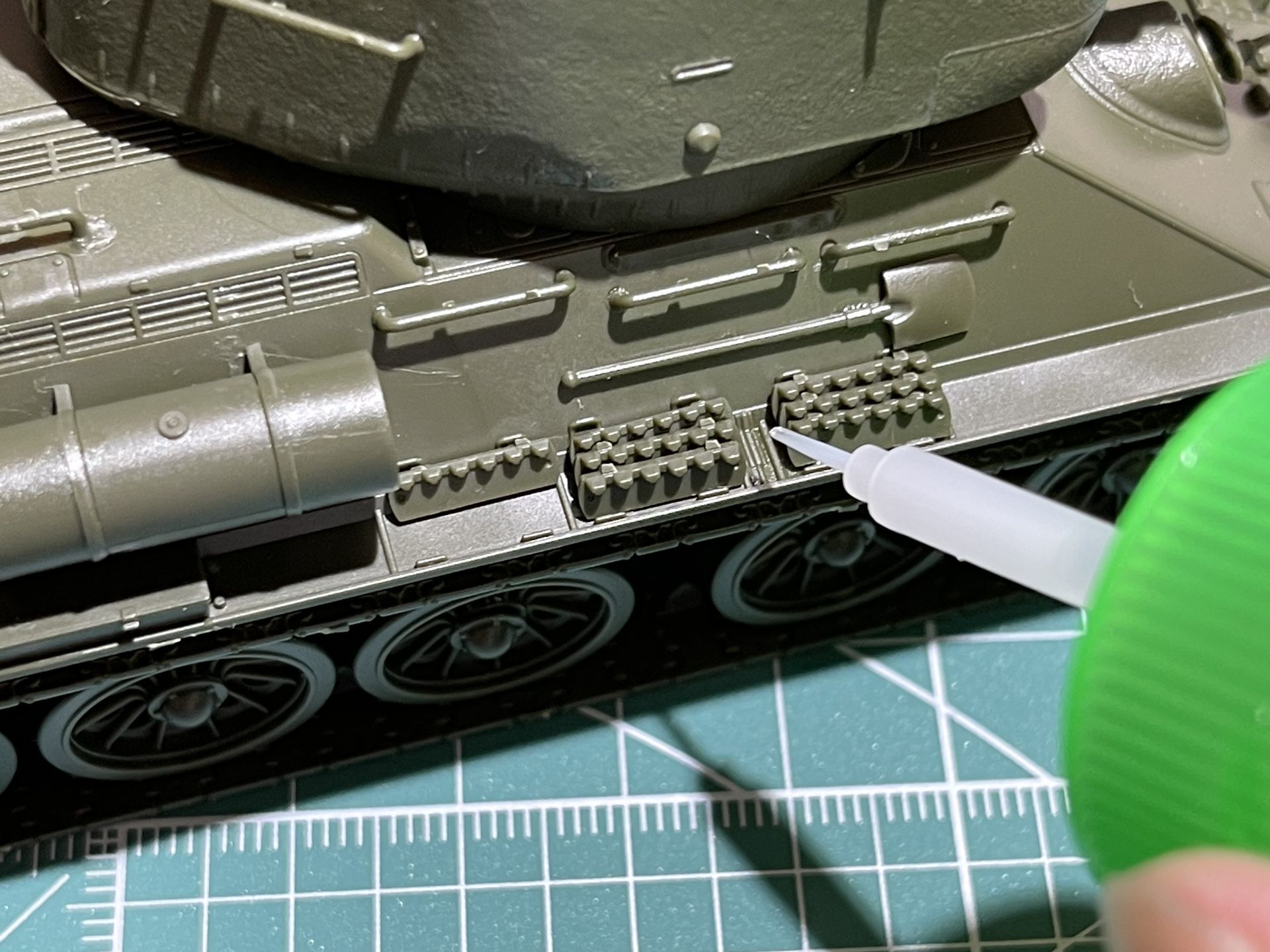 シャベルや予備の履帯などを丁寧に付けていく