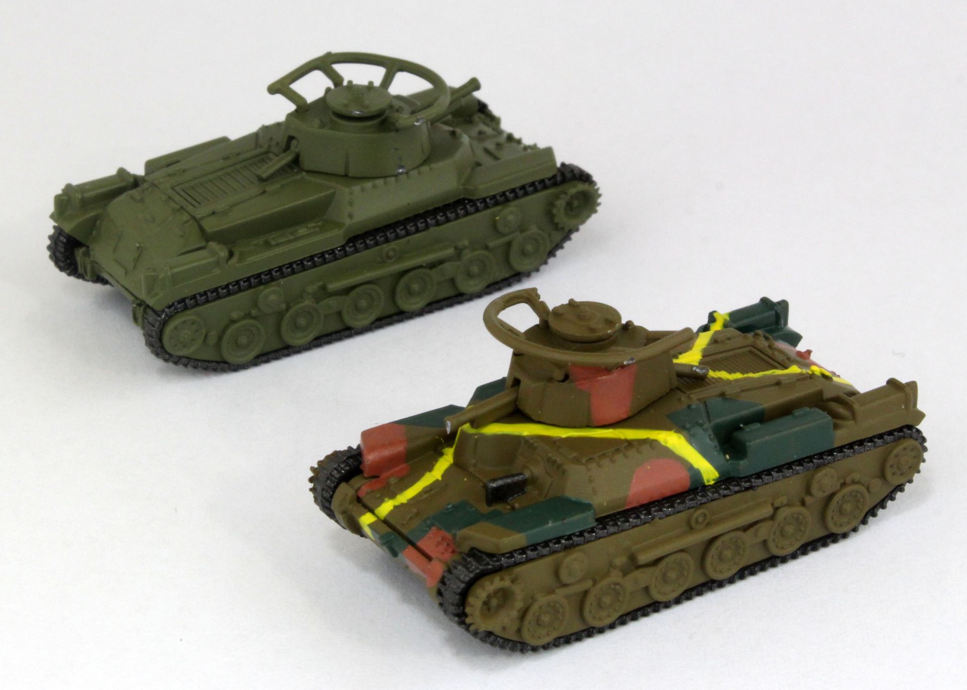 日本九七式中戦車 チハ 単色迷彩（画像上）、多色迷彩（画像下）