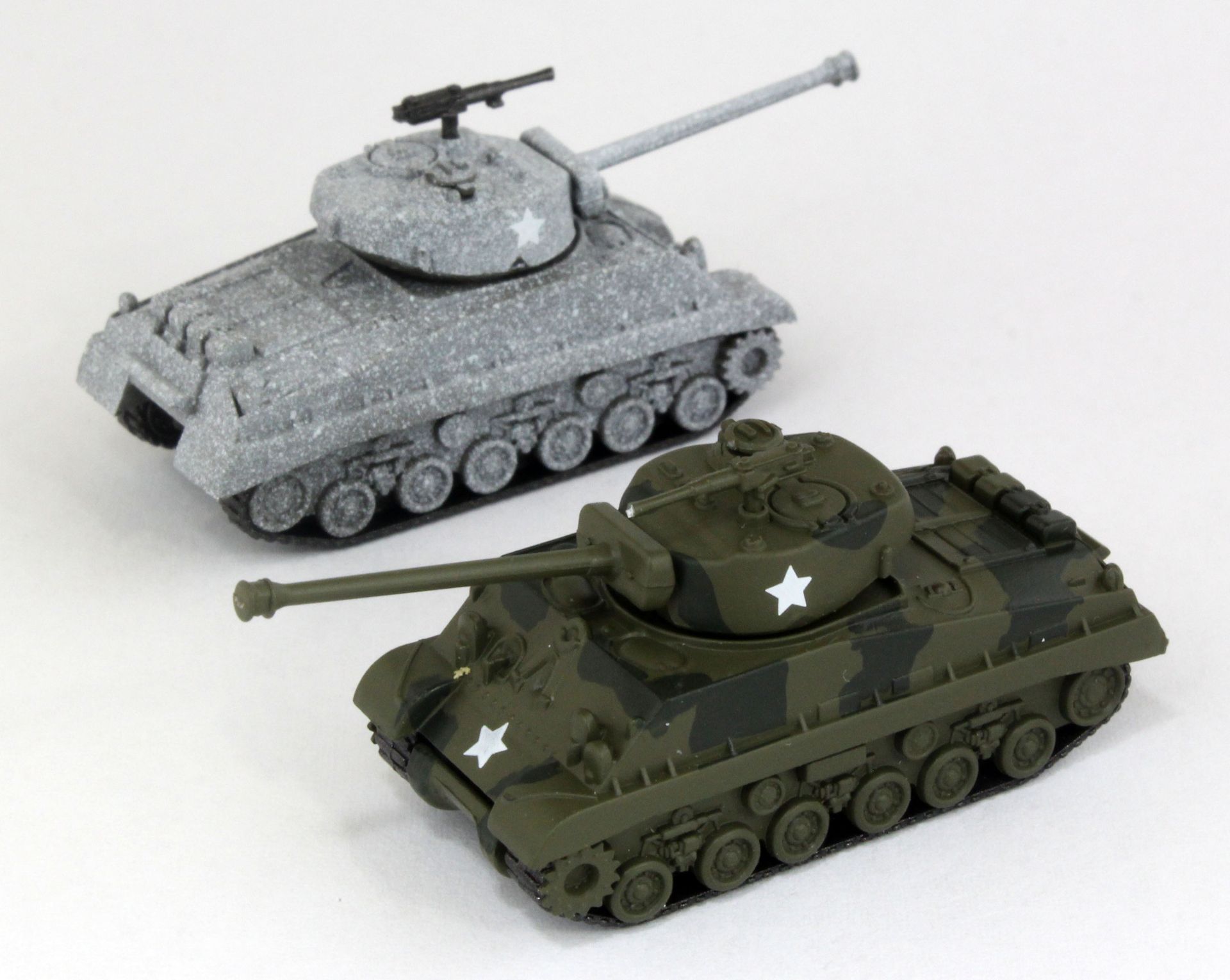 アメリカ中戦車 M4 SHERMAN 冬用迷彩（画像上）、2色迷彩（画像下）