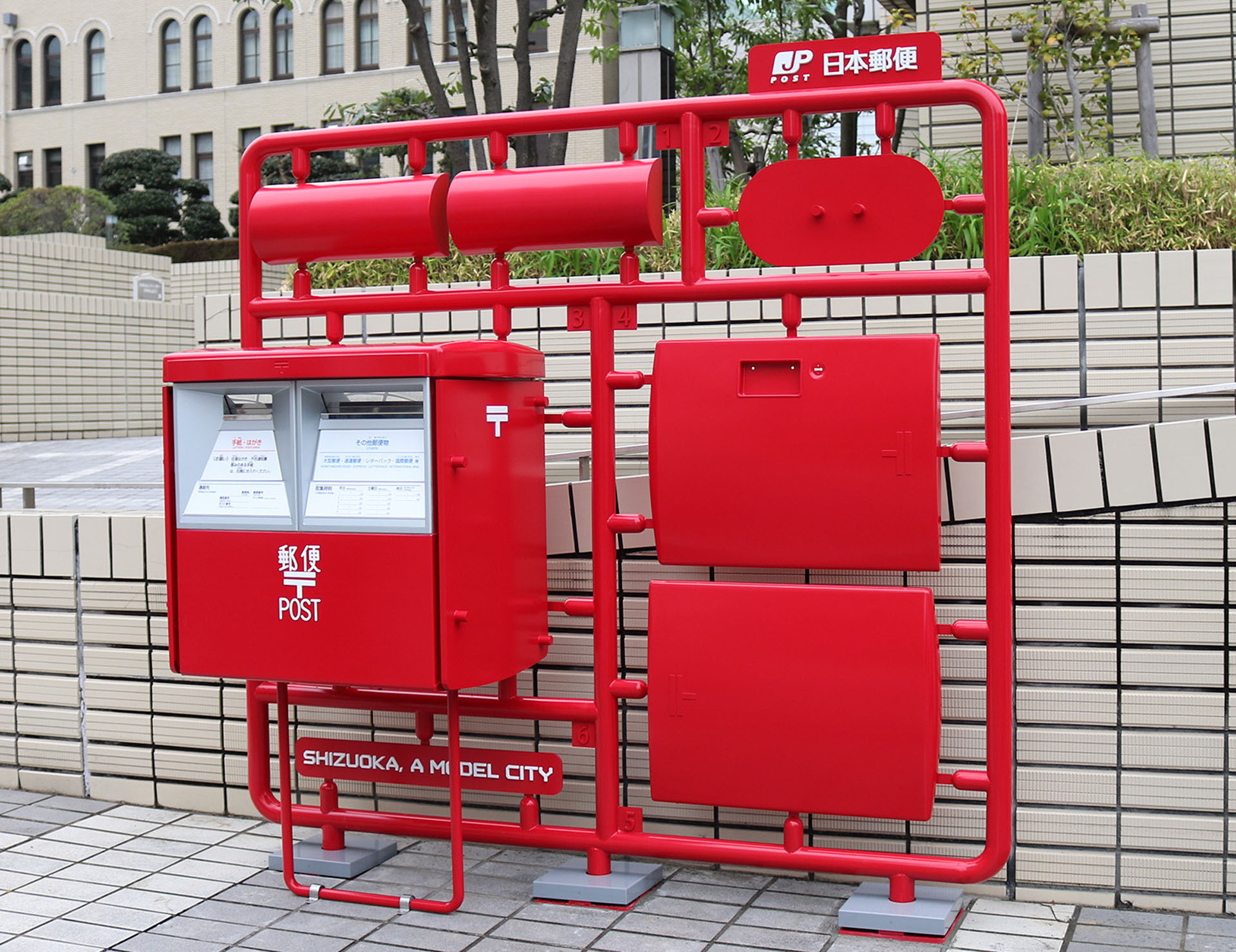 実際に使えるプラモデル型ポスト。横田遼君と横田竣君が、ポストプラモニュメントヘ初の投函を行なった
