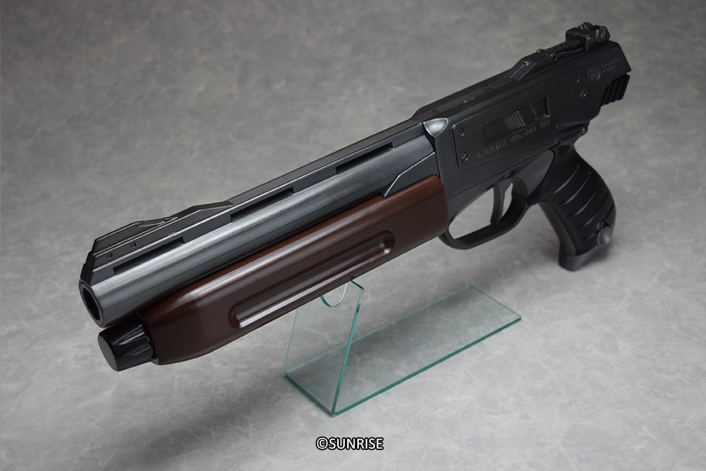 銃にはギルガメス文字も確認できる。商品のモールドはさらにシャープとなるという