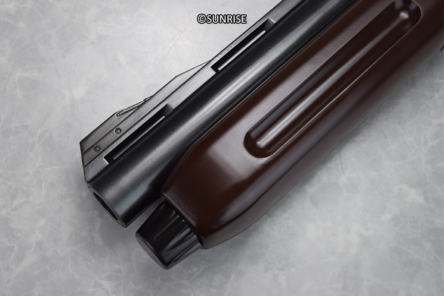 銃にはギルガメス文字も確認できる。商品のモールドはさらにシャープとなるという