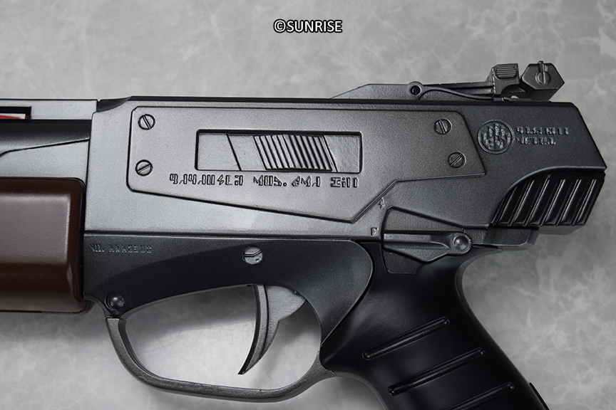 銃にはギルガメス文字も確認できる。商品のモールドはさらにシャープとなるという