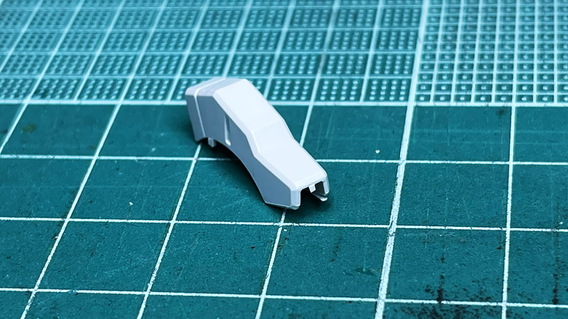 頭頂部のトサカはアンダーゲート方式で成形されていますが、ニッパーでは切り取りにくいので棒やすりでけずりました