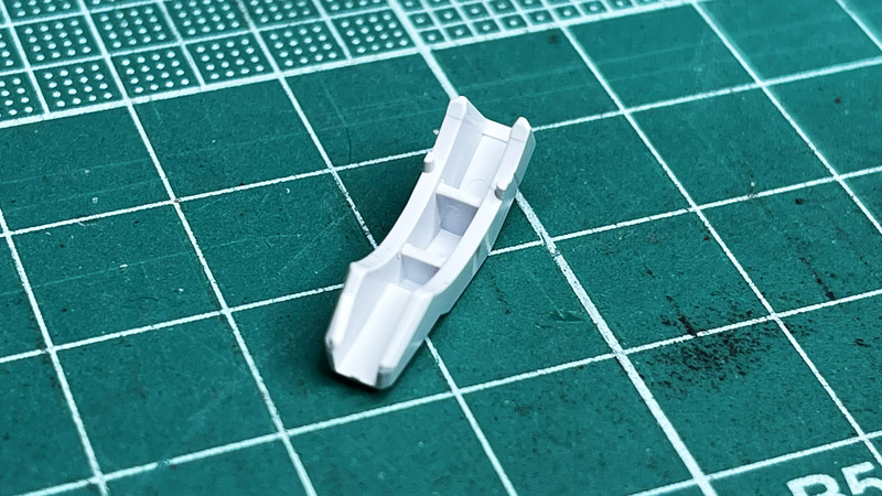 頭頂部のトサカはアンダーゲート方式で成形されていますが、ニッパーでは切り取りにくいので棒やすりでけずりました