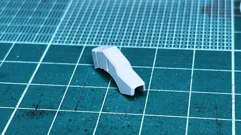 頭頂部のトサカはアンダーゲート方式で成形されていますが、ニッパーでは切り取りにくいので棒やすりでけずりました