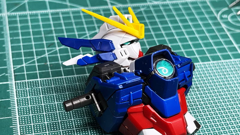 頭頂部のトサカはアンダーゲート方式で成形されていますが、ニッパーでは切り取りにくいので棒やすりでけずりました