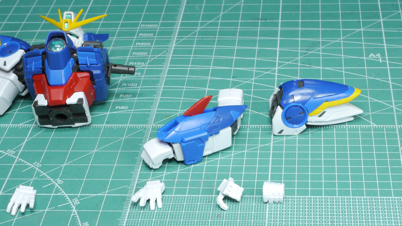 とても表情豊かな可動性能を持っています。そして濃淡2色とグレーのメカ色がアクセントになることで色情報も増えていて現代っぽさが増しています