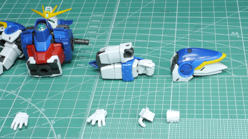 とても表情豊かな可動性能を持っています。そして濃淡2色とグレーのメカ色がアクセントになることで色情報も増えていて現代っぽさが増しています