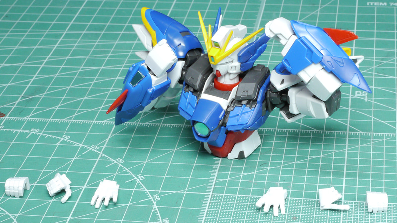 とても表情豊かな可動性能を持っています。そして濃淡2色とグレーのメカ色がアクセントになることで色情報も増えていて現代っぽさが増しています