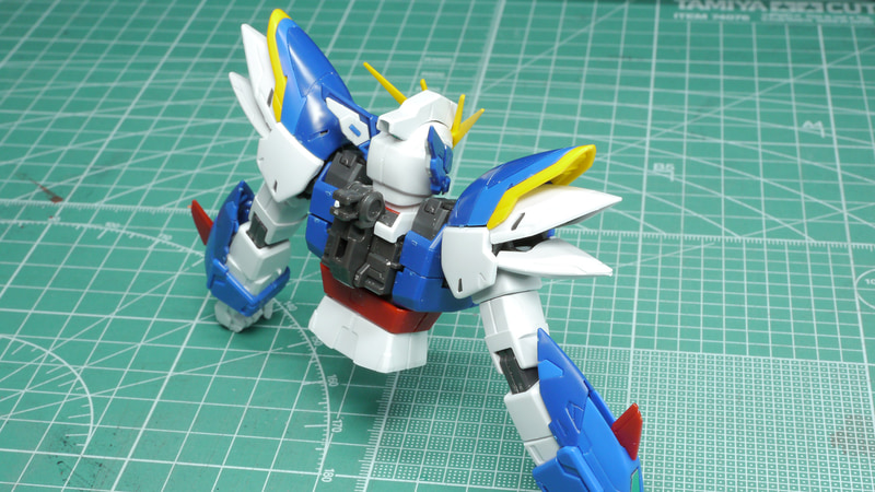 とても表情豊かな可動性能を持っています。そして濃淡2色とグレーのメカ色がアクセントになることで色情報も増えていて現代っぽさが増しています