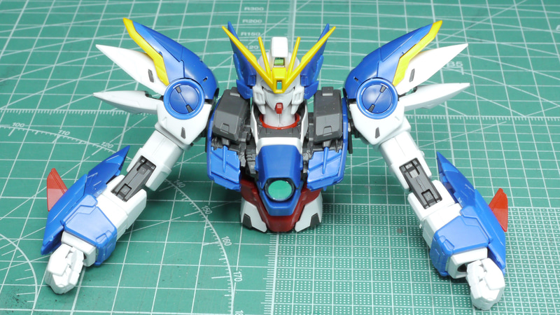 とても表情豊かな可動性能を持っています。そして濃淡2色とグレーのメカ色がアクセントになることで色情報も増えていて現代っぽさが増しています