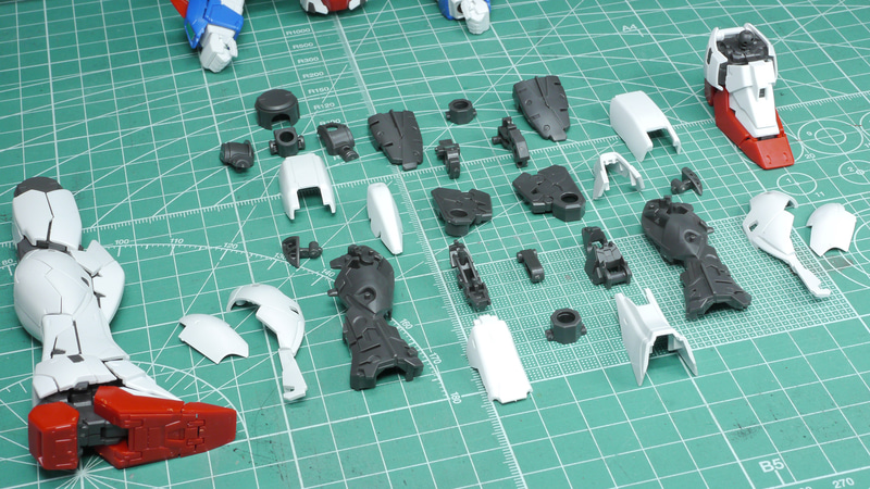 ふくらはぎのパーツが開くことによって可動範囲が拡張されるようになっています。脚部全体のフォルムが流れるようにつながっているのが美しいですね