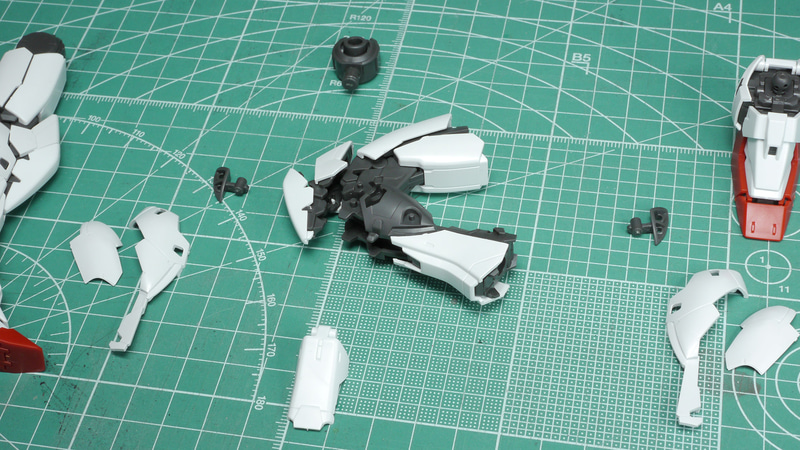 ふくらはぎのパーツが開くことによって可動範囲が拡張されるようになっています。脚部全体のフォルムが流れるようにつながっているのが美しいですね