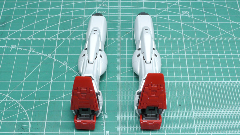 ふくらはぎのパーツが開くことによって可動範囲が拡張されるようになっています。脚部全体のフォルムが流れるようにつながっているのが美しいですね