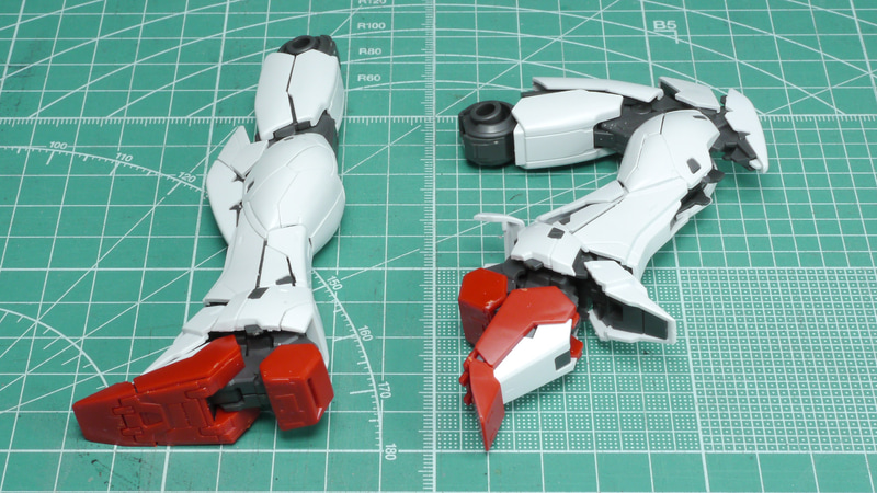 ふくらはぎのパーツが開くことによって可動範囲が拡張されるようになっています。脚部全体のフォルムが流れるようにつながっているのが美しいですね