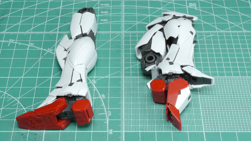 ふくらはぎのパーツが開くことによって可動範囲が拡張されるようになっています。脚部全体のフォルムが流れるようにつながっているのが美しいですね