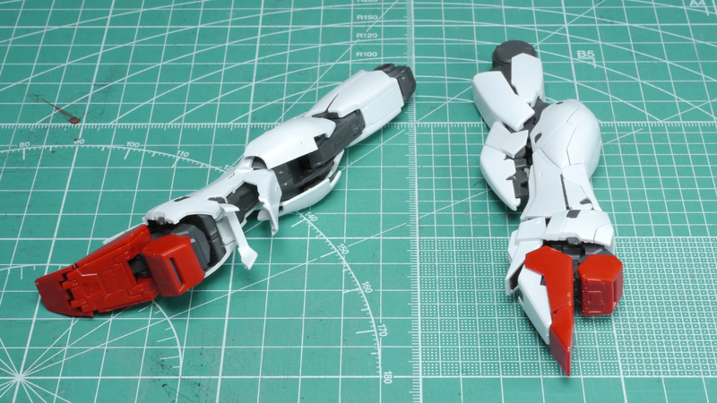 ふくらはぎのパーツが開くことによって可動範囲が拡張されるようになっています。脚部全体のフォルムが流れるようにつながっているのが美しいですね