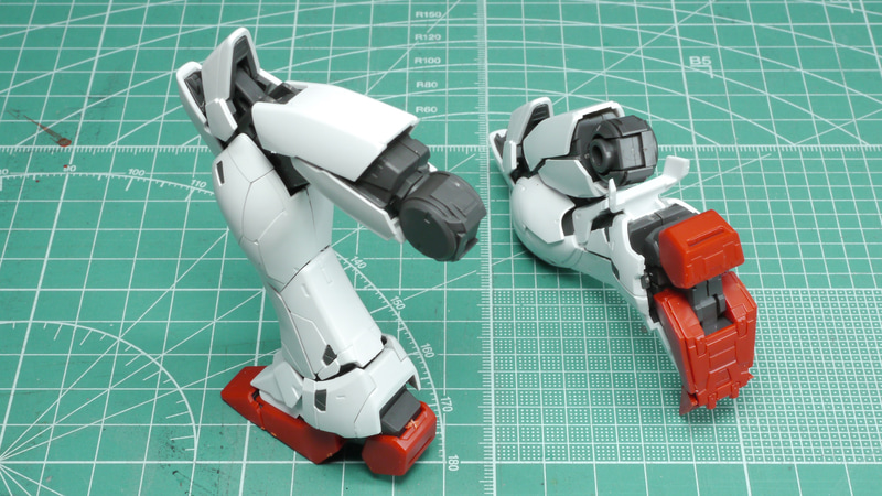 ふくらはぎのパーツが開くことによって可動範囲が拡張されるようになっています。脚部全体のフォルムが流れるようにつながっているのが美しいですね