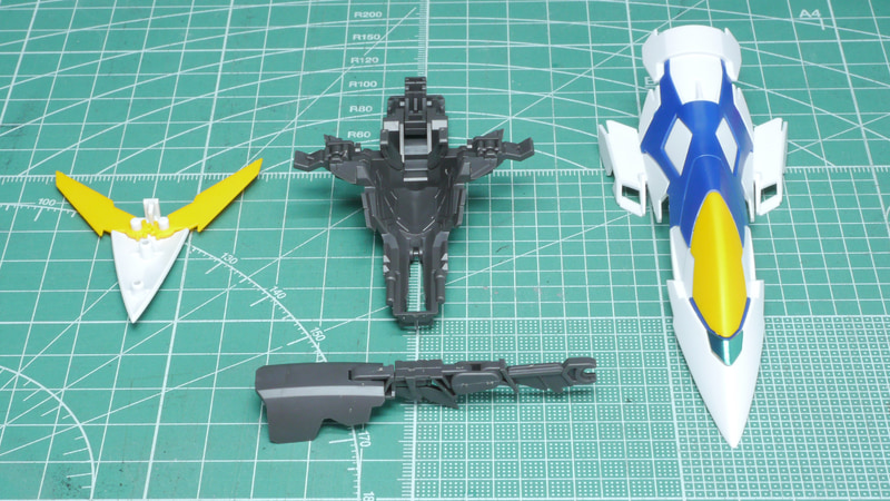 裏側は変形時のロック機構や腕への装着するためのディテールがうまく施されています