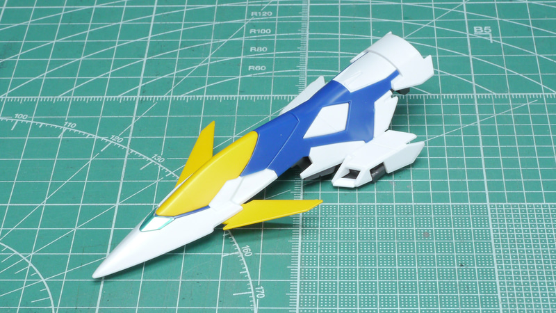 裏側は変形時のロック機構や腕への装着するためのディテールがうまく施されています