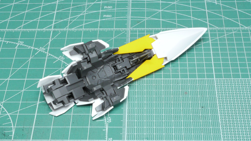 裏側は変形時のロック機構や腕への装着するためのディテールがうまく施されています