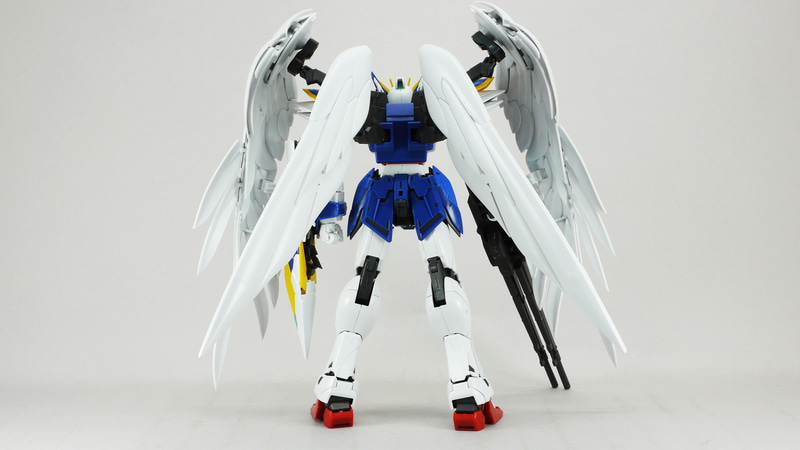 カトキ氏のデザインがそのままキットになった印象ですね。みんなが待ってたウイングゼロEW版がここに！