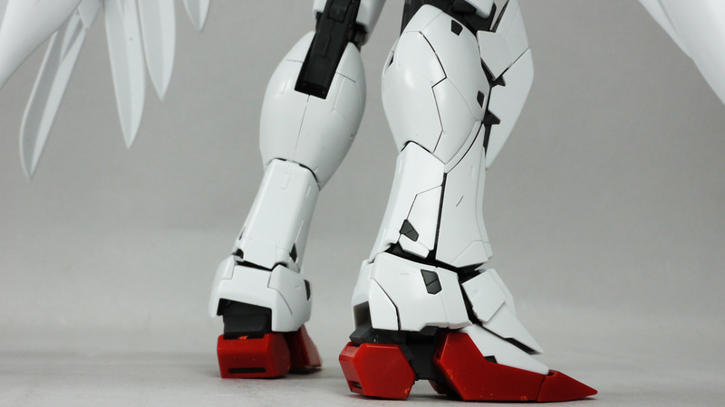 カトキ氏のデザインがそのままキットになった印象ですね。みんなが待ってたウイングゼロEW版がここに！