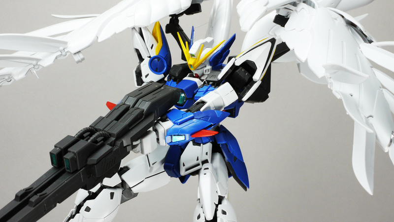 降臨ポーズやツインバスターライフルを両手持ちするなど劇中ポーズの再現が可能です。ウイングを動かすと重心が大きく変わります