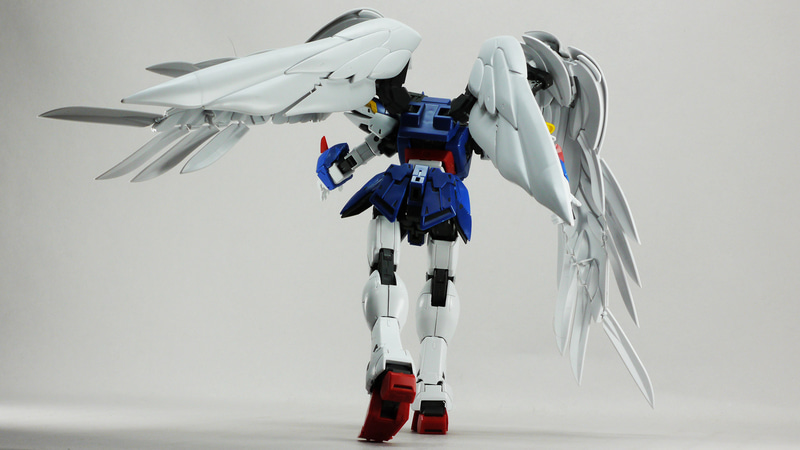 降臨ポーズやツインバスターライフルを両手持ちするなど劇中ポーズの再現が可能です。ウイングを動かすと重心が大きく変わります