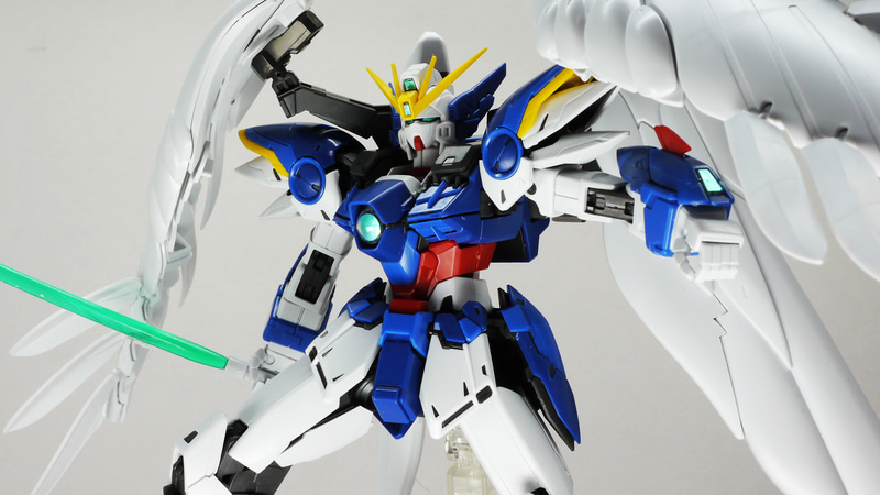 降臨ポーズやツインバスターライフルを両手持ちするなど劇中ポーズの再現が可能です。ウイングを動かすと重心が大きく変わります