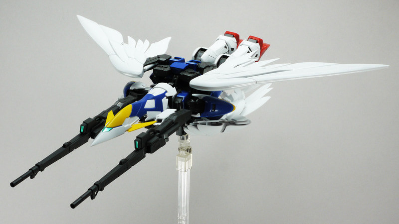 大気圏外では大きいウイングでMS本体を守るように脇下から全面へと回り込ませます