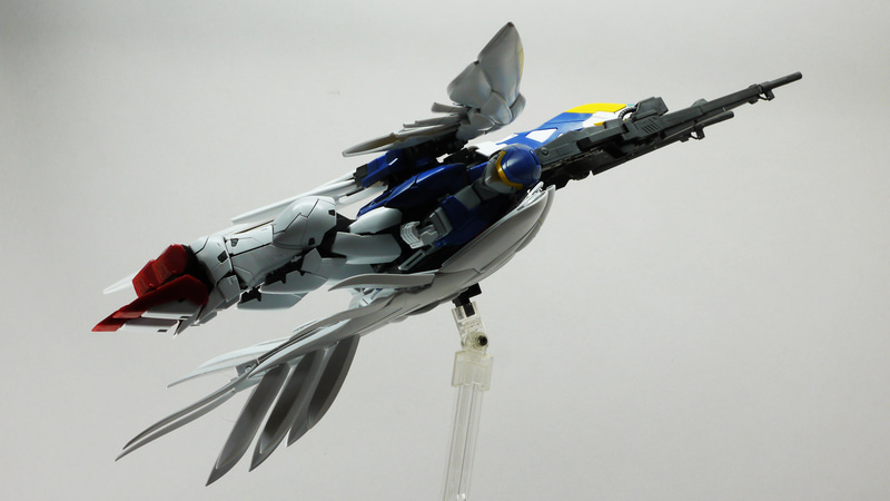 大気圏外では大きいウイングでMS本体を守るように脇下から全面へと回り込ませます