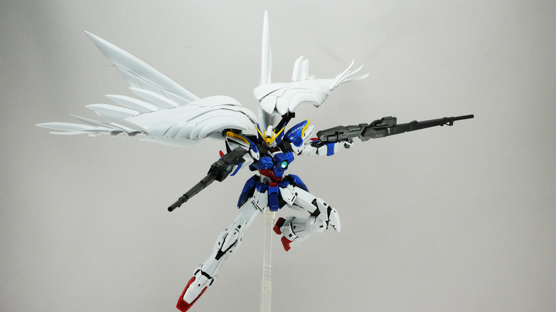 空を自由に飛ぶウイングガンダムはクリアー素材のスタンドが似合う！