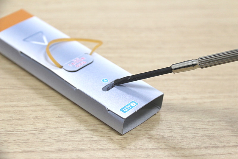 こういう部分は自分の爪で行なうよりも道具を使う方がやりやすい