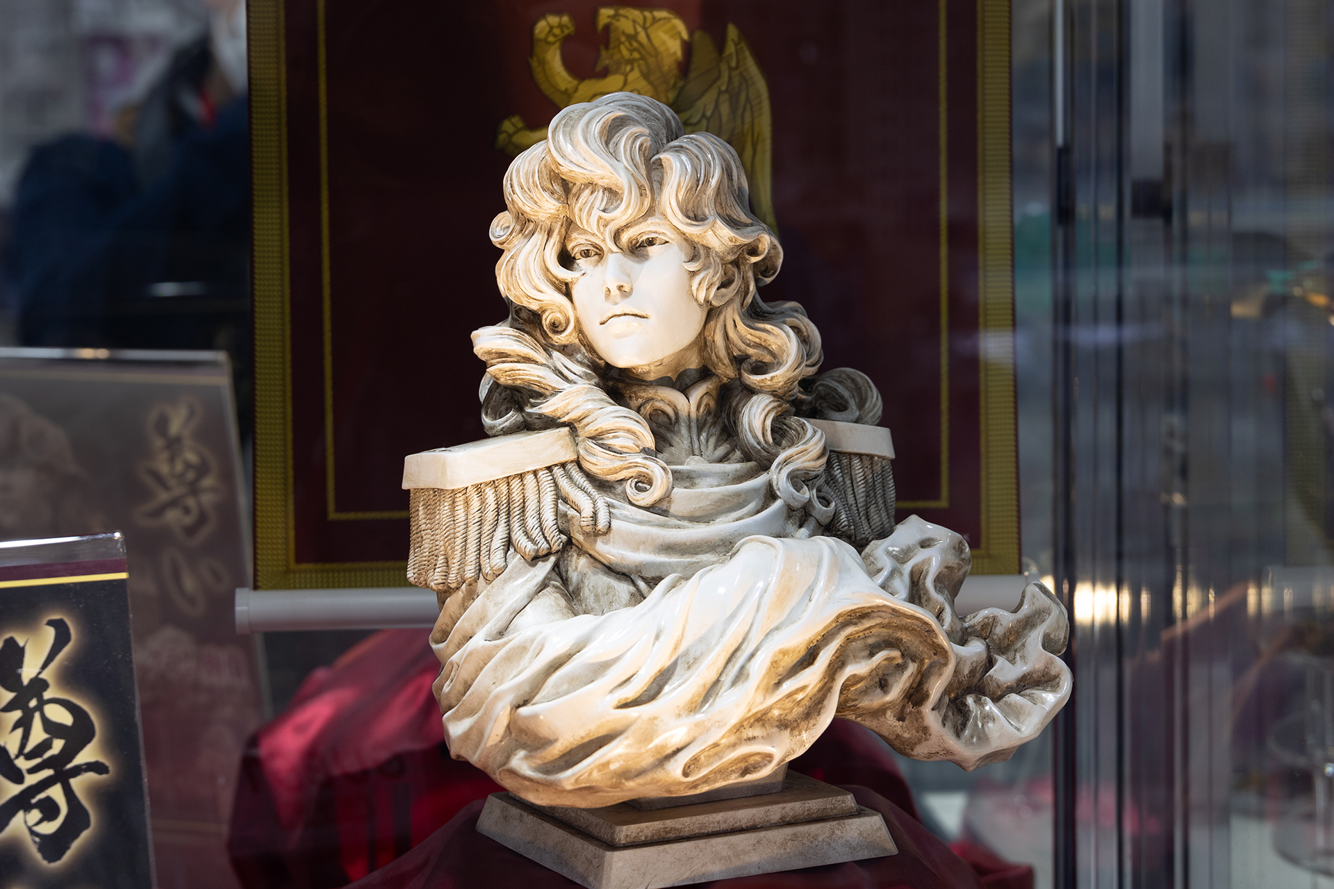 本物の胸像といっても、誰も疑わない圧倒的なサイズ感だ