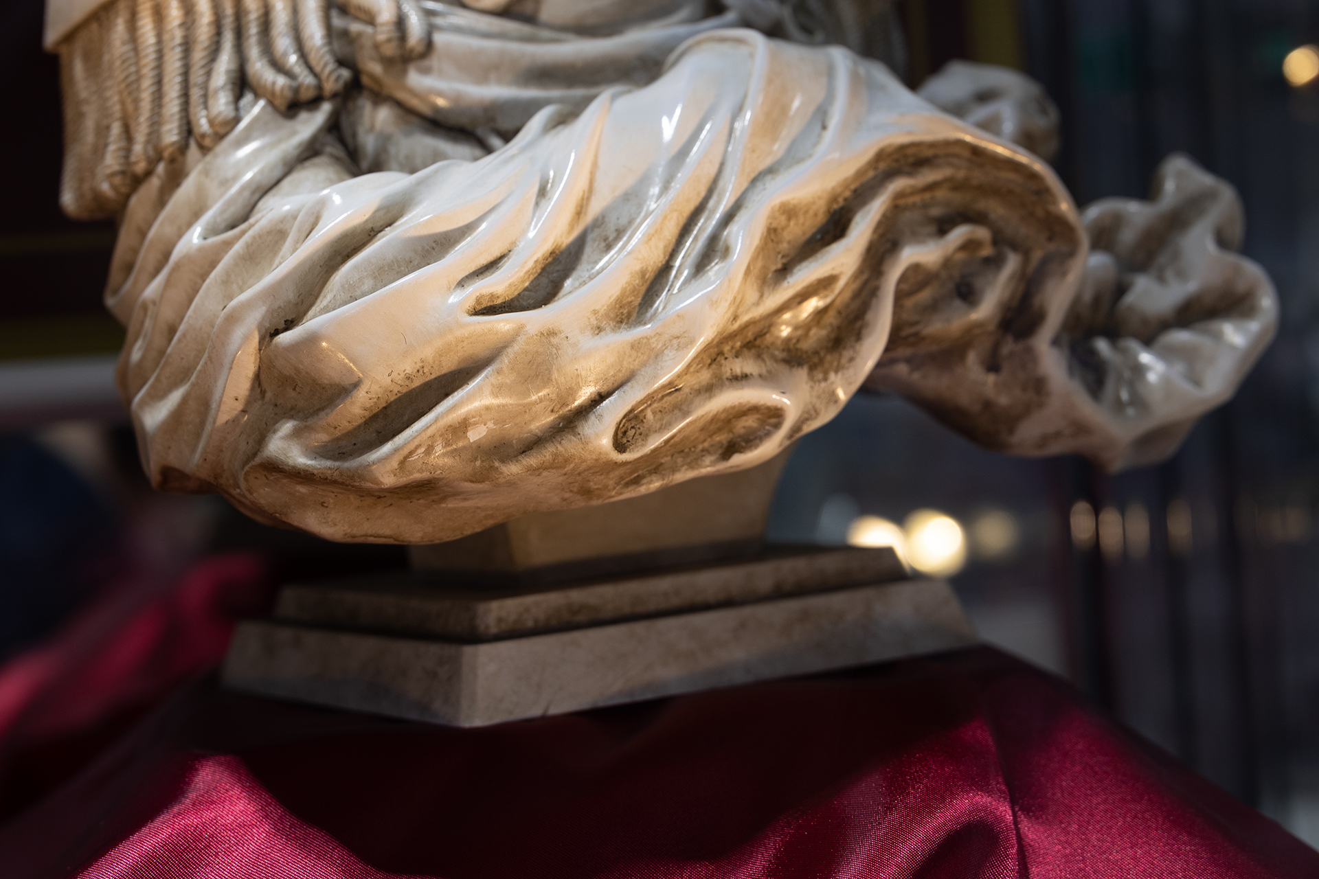 こちらは台座付近の様子。ある程度の幅があれば、設置することができそうだ