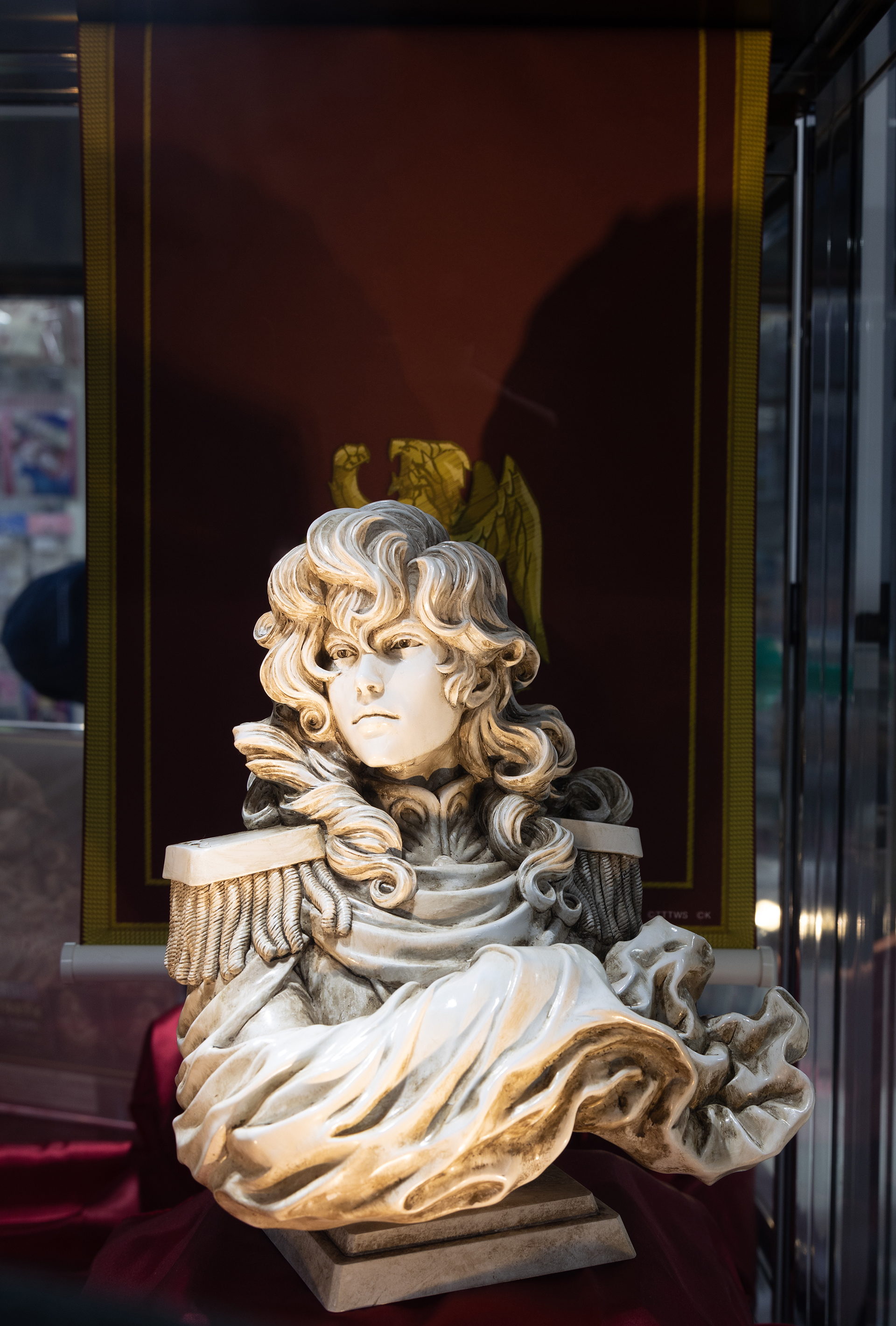 フィギュア本体のほか、特典として背後に飾られているタペストリーが付属している