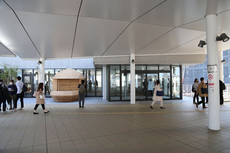 海老名駅改札口からペデストリアンデッキで直結。木製のロマンスカー先頭車が目印