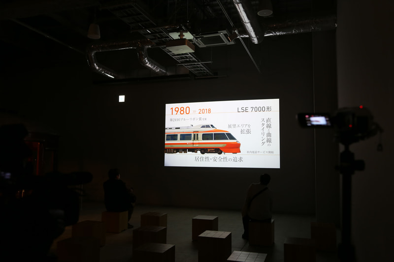 モハ1形の後部付近はヒストリーシアター。歴代ロマンスカーをタップダンスのリズムで紹介する